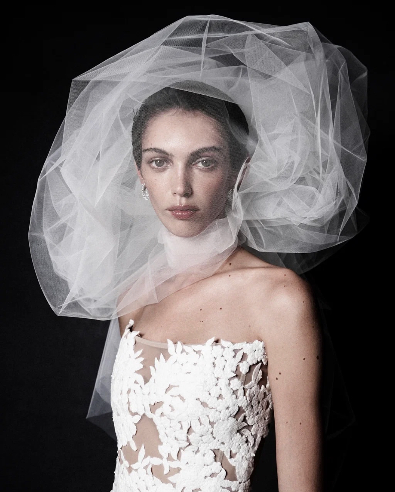 Жемчужные тени и растушеванный контур губ: идеи свадебного макияжа 2026 (фото 2)