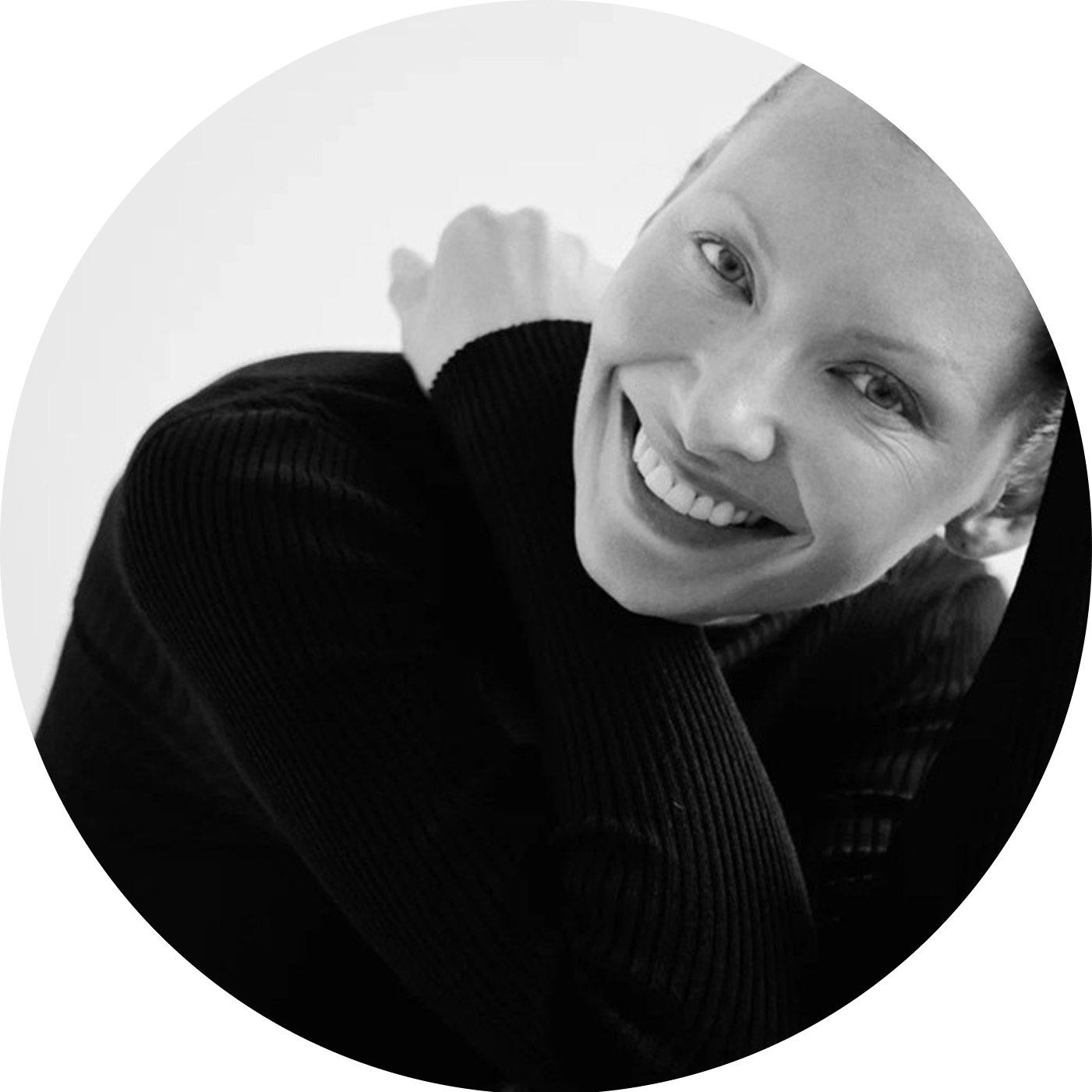 Жемчужные тени и растушеванный контур губ: идеи свадебного макияжа 2026 (фото 3)