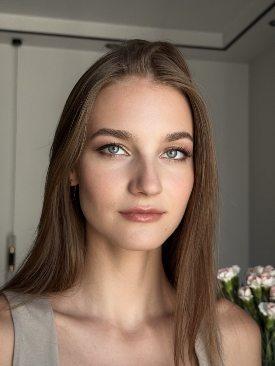 Жемчужные тени и растушеванный контур губ: идеи свадебного макияжа 2026 (фото 4)