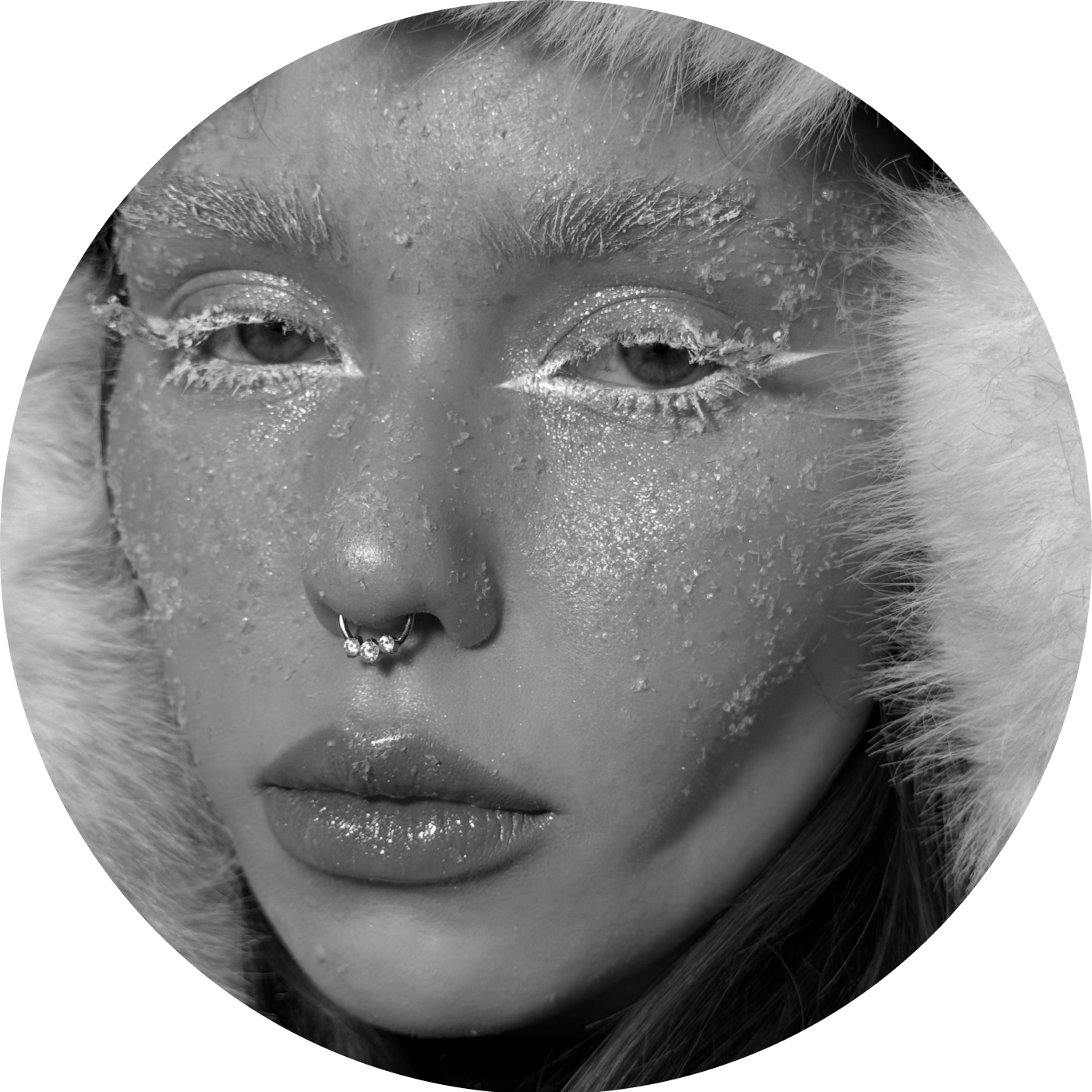 Жемчужные тени и растушеванный контур губ: идеи свадебного макияжа 2026 (фото 5)