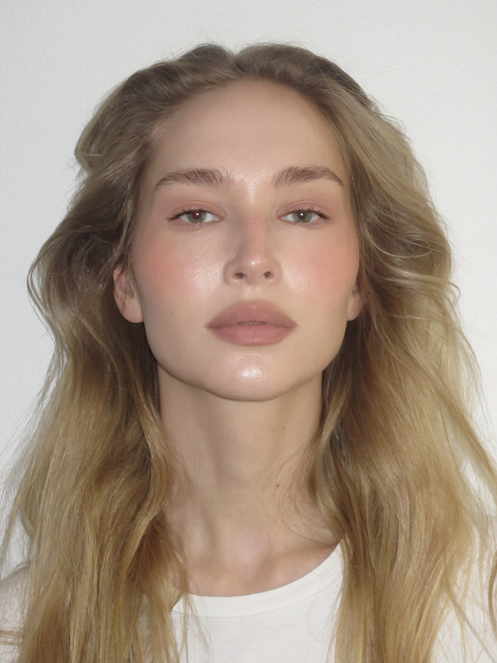 Жемчужные тени и растушеванный контур губ: идеи свадебного макияжа 2026 (фото 6)