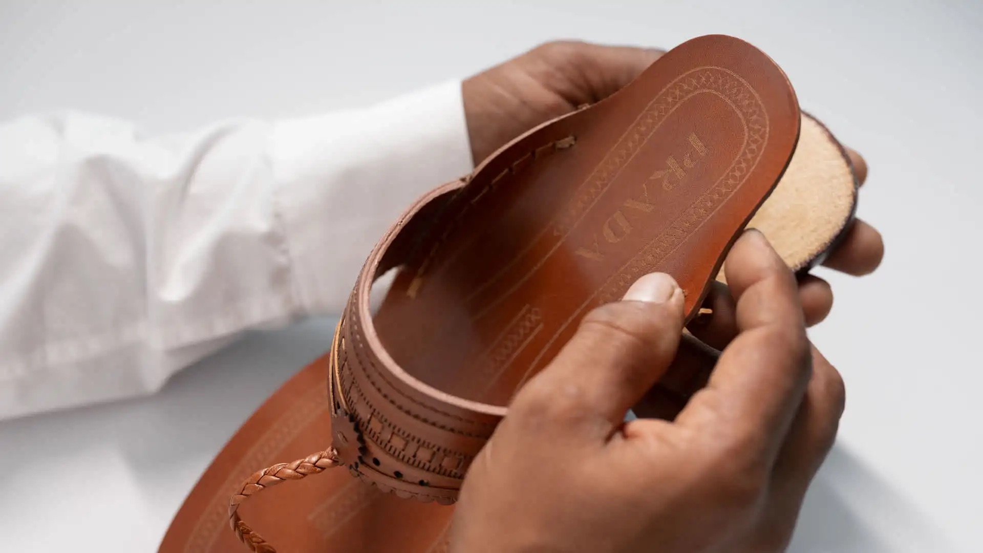 Prada выпускает босоножки, вдохновленные традиционными индийскими сандалиями (фото 5)