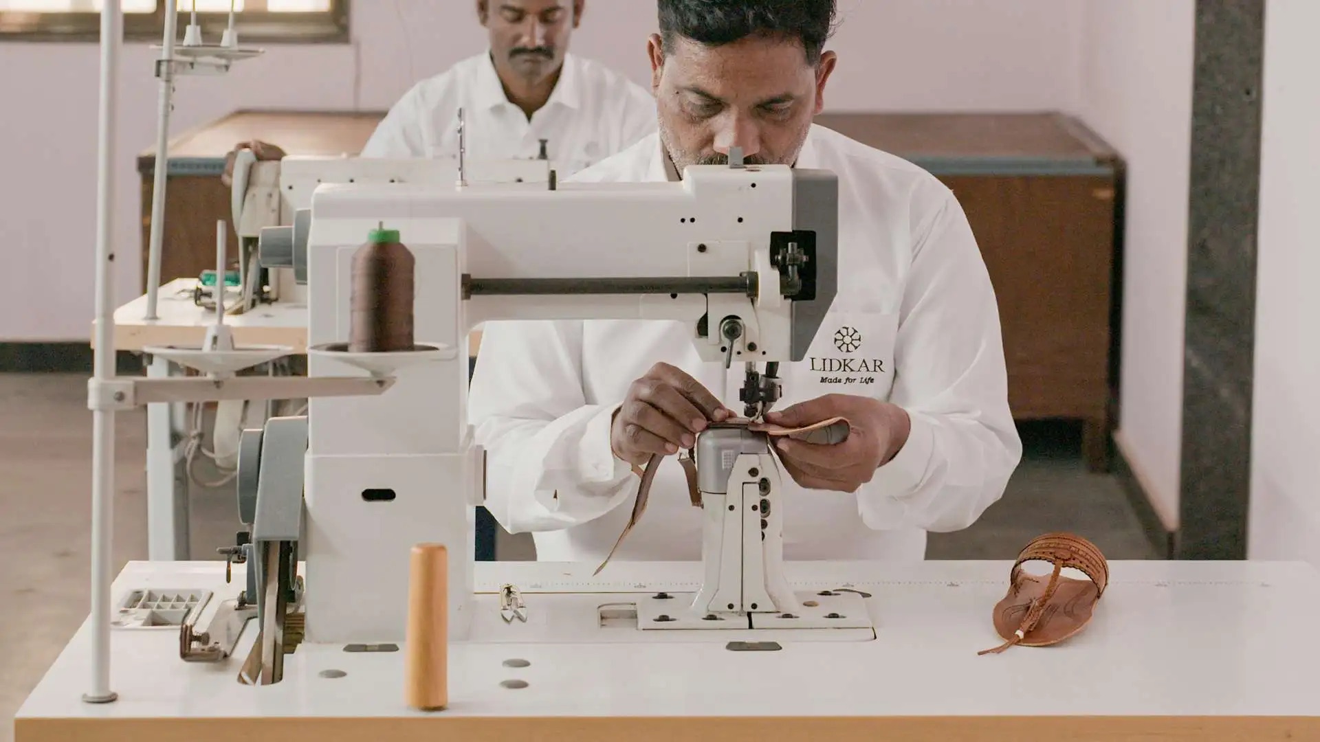 Prada выпускает босоножки, вдохновленные традиционными индийскими сандалиями (фото 4)