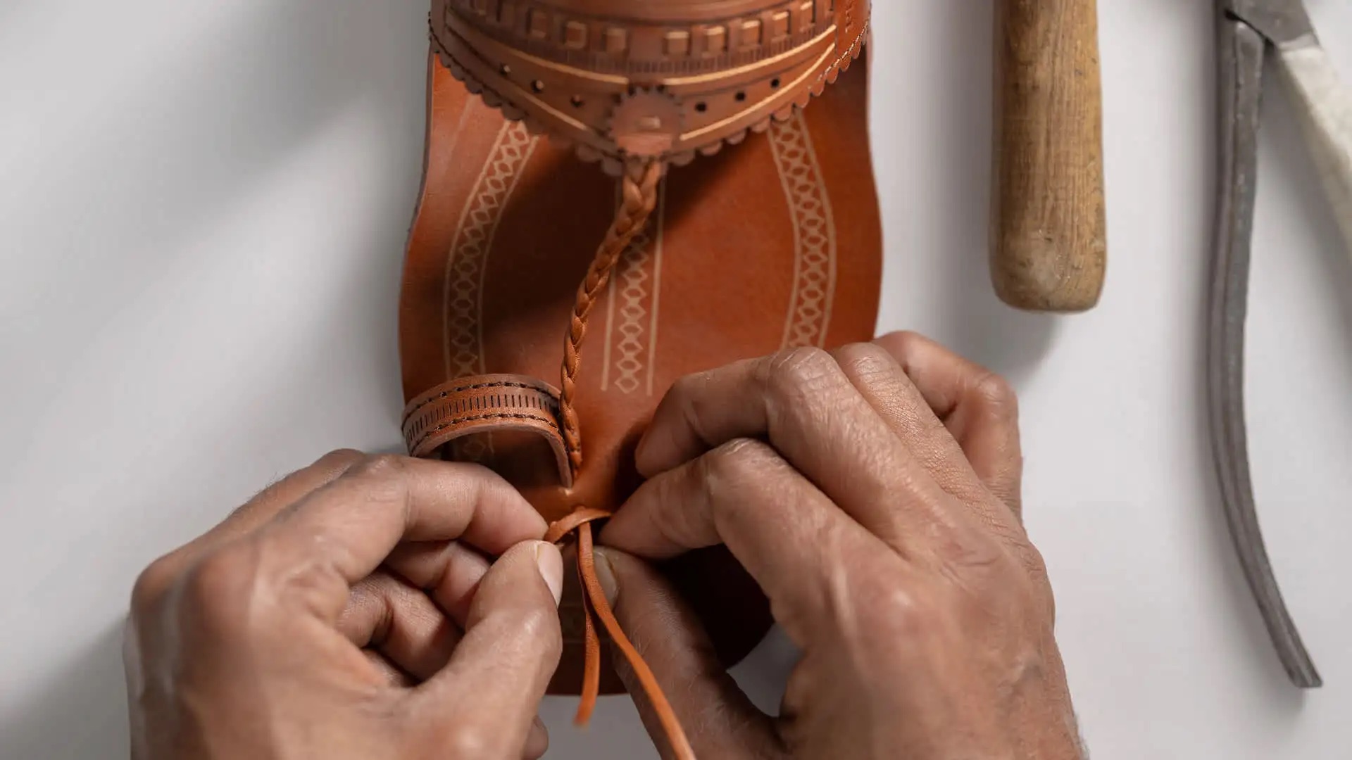 Prada выпускает босоножки, вдохновленные традиционными индийскими сандалиями (фото 2)