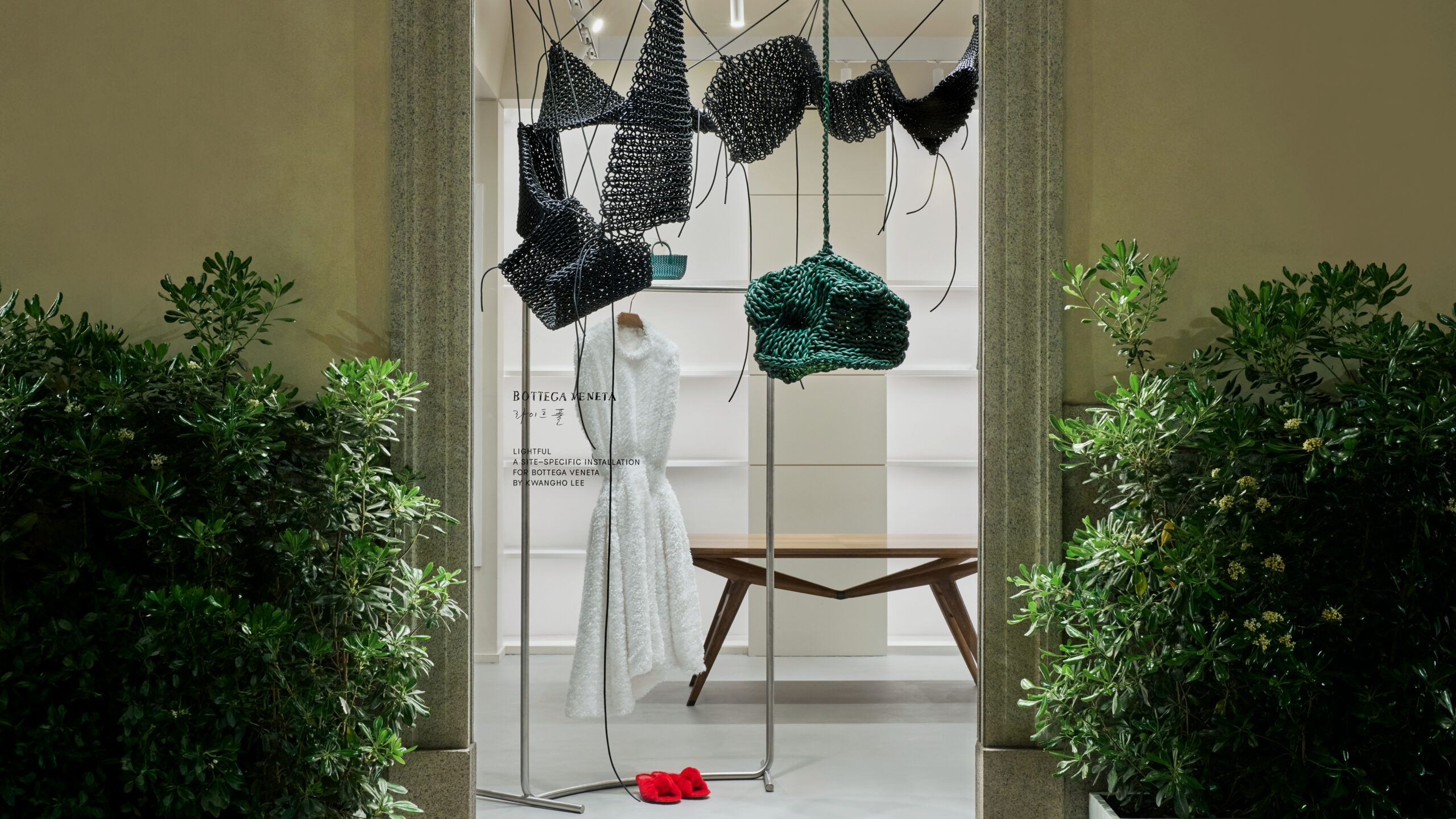 Кресла-томаты и столы из бумаги: хайлайты Недели дизайна в Милане 2026. Выбор BURO. (фото 1)