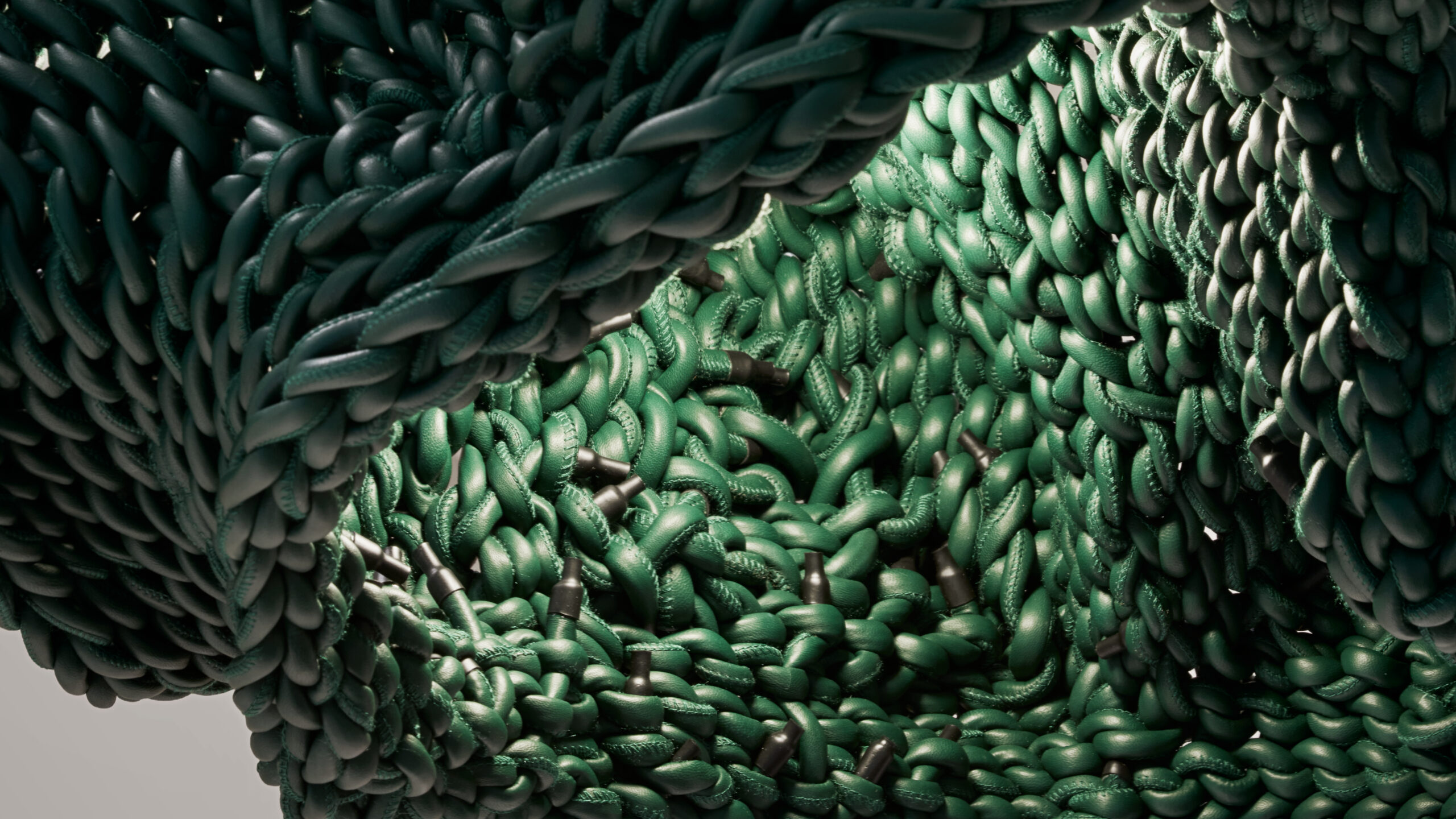 Кресла-томаты и столы из бумаги: хайлайты Недели дизайна в Милане 2026. Выбор BURO. (фото 4)