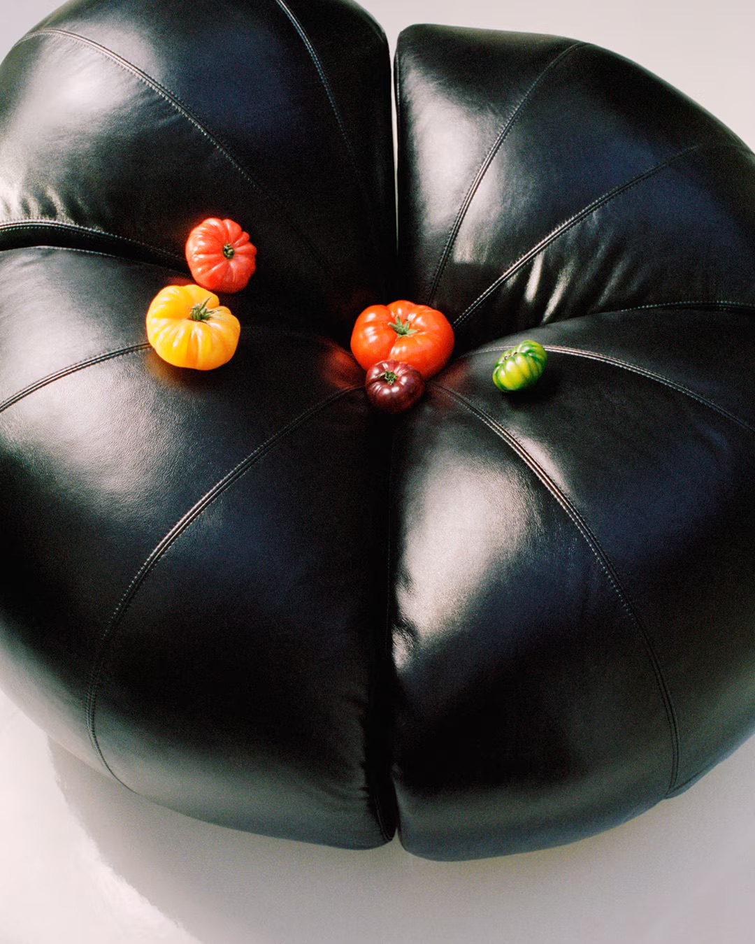 Кресла-томаты и столы из бумаги: хайлайты Недели дизайна в Милане 2026. Выбор BURO. (фото 8)