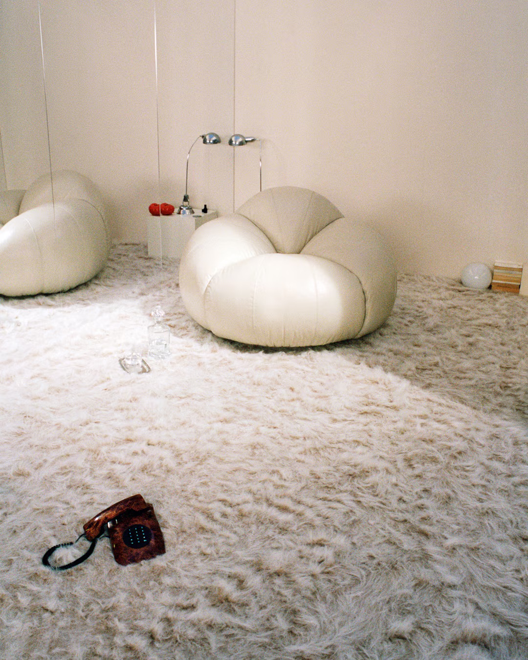 Кресла-томаты и столы из бумаги: хайлайты Недели дизайна в Милане 2026. Выбор BURO. (фото 7)