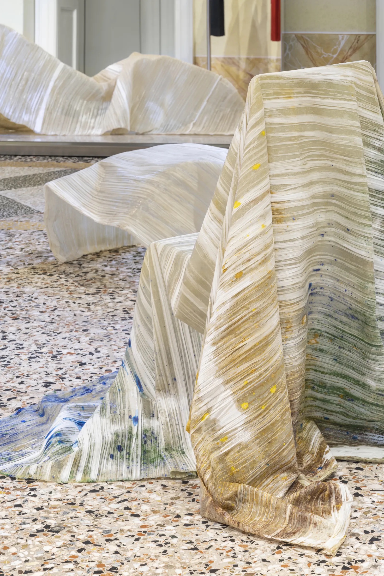 Кресла-томаты и столы из бумаги: хайлайты Недели дизайна в Милане 2026. Выбор BURO. (фото 11)