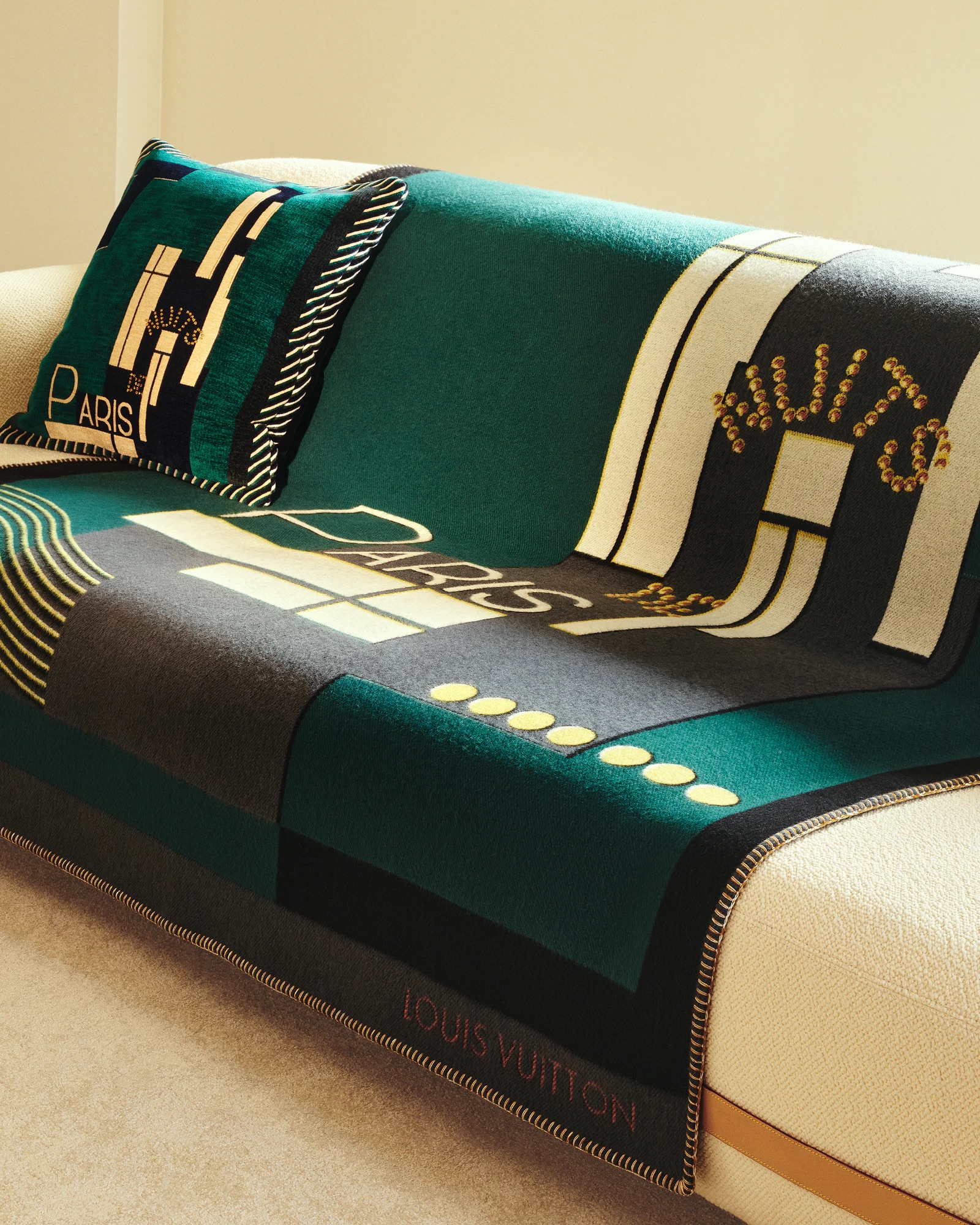 Кресла-томаты и столы из бумаги: хайлайты Недели дизайна в Милане 2026. Выбор BURO. (фото 17)