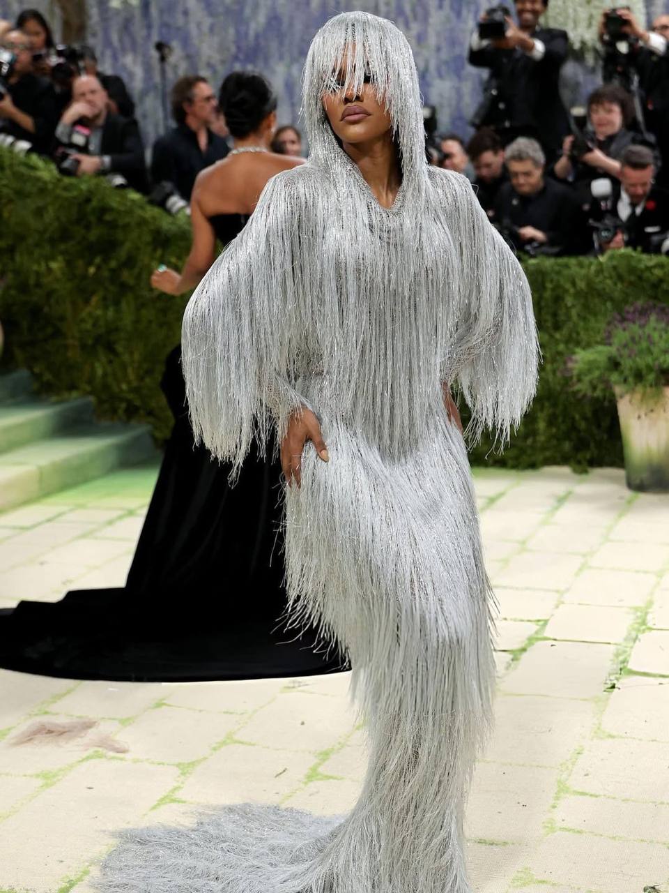Николь Кидман в Chanel и Рианна в Maison Margiela: красная дорожка Met Gala 2026 (фото 6)