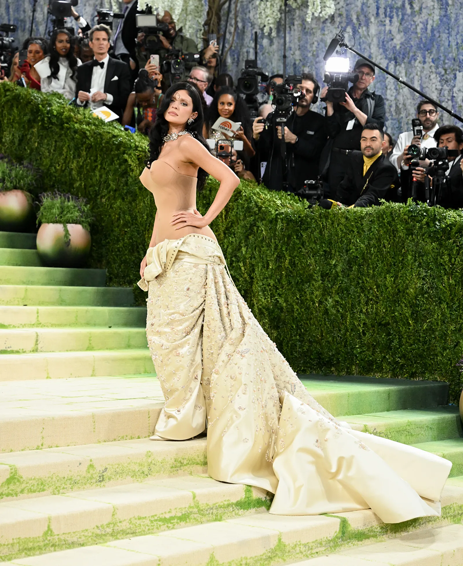 Николь Кидман в Chanel и Рианна в Maison Margiela: красная дорожка Met Gala 2026 (фото 8)
