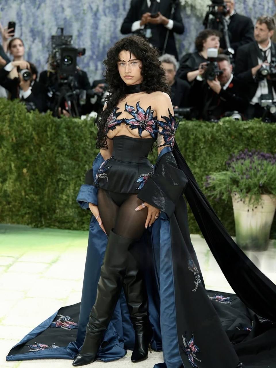 Николь Кидман в Chanel и Рианна в Maison Margiela: красная дорожка Met Gala 2026 (фото 12)