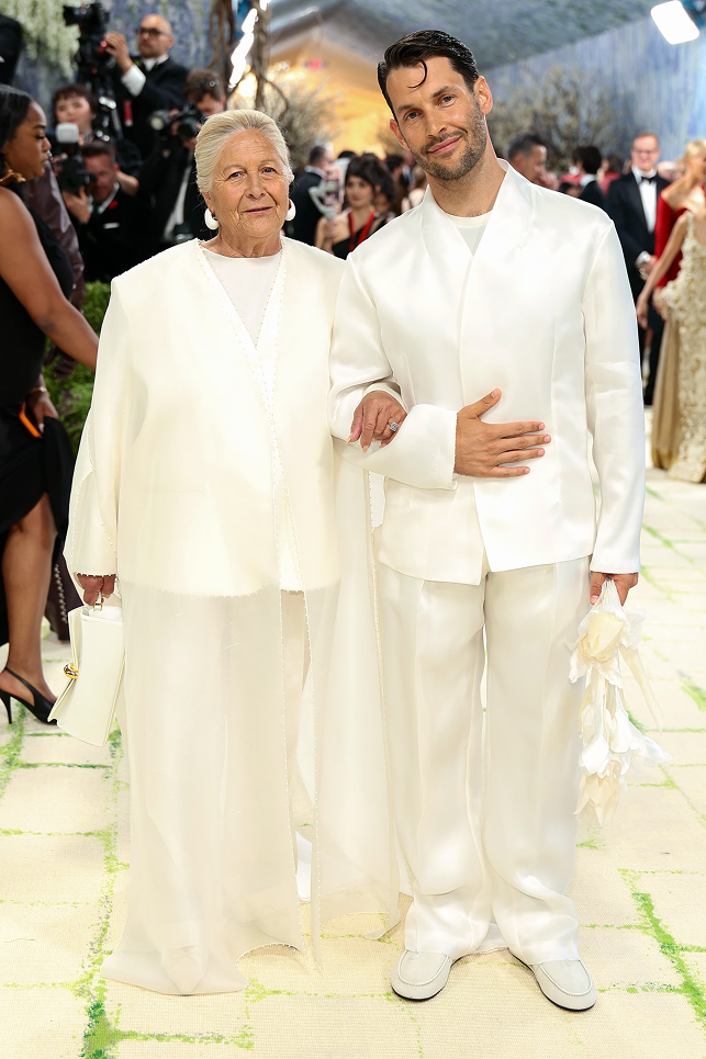 Николь Кидман в Chanel и Рианна в Maison Margiela: красная дорожка Met Gala 2026 (фото 14)