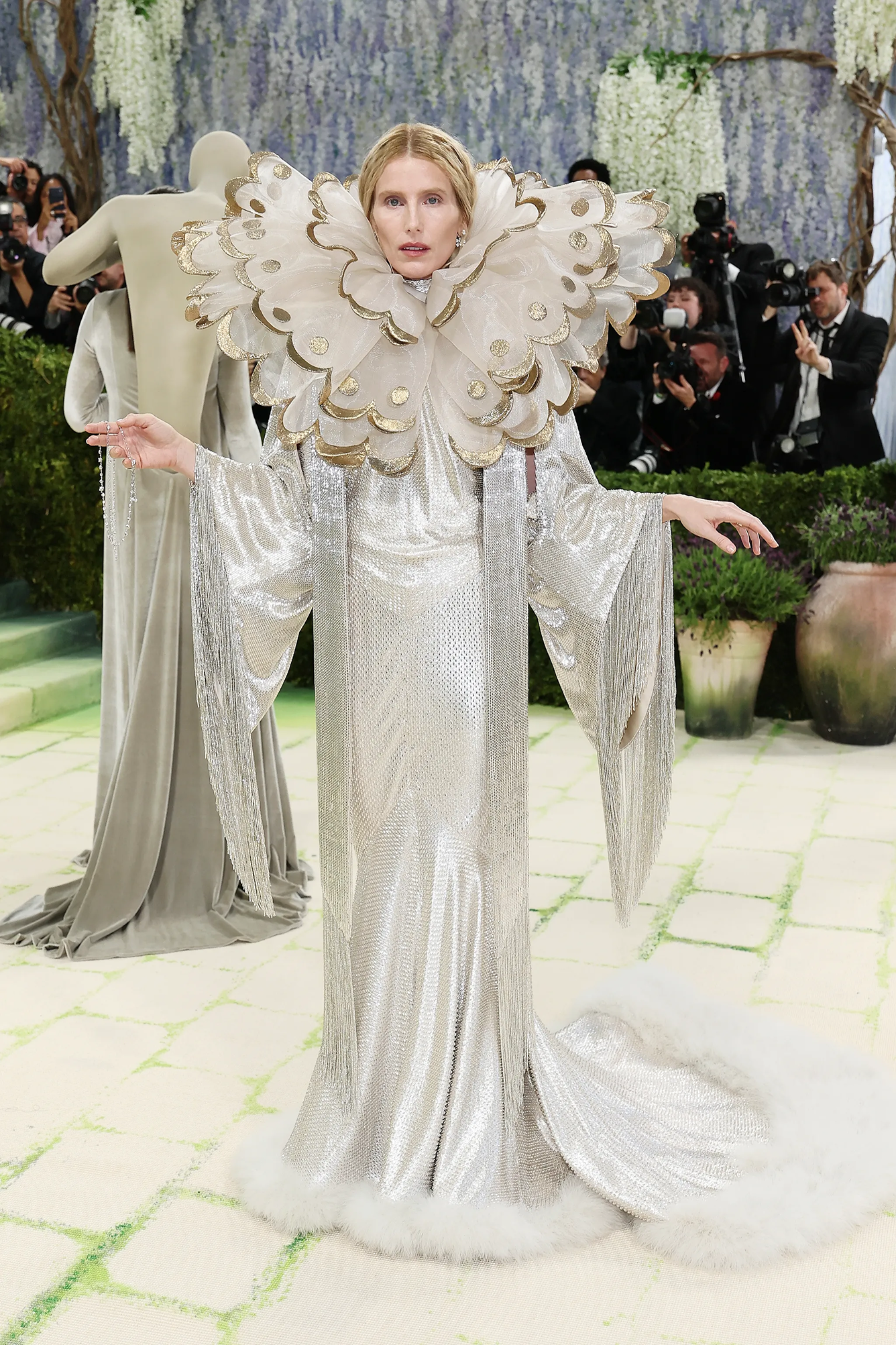 Николь Кидман в Chanel и Рианна в Maison Margiela: красная дорожка Met Gala 2026 (фото 24)