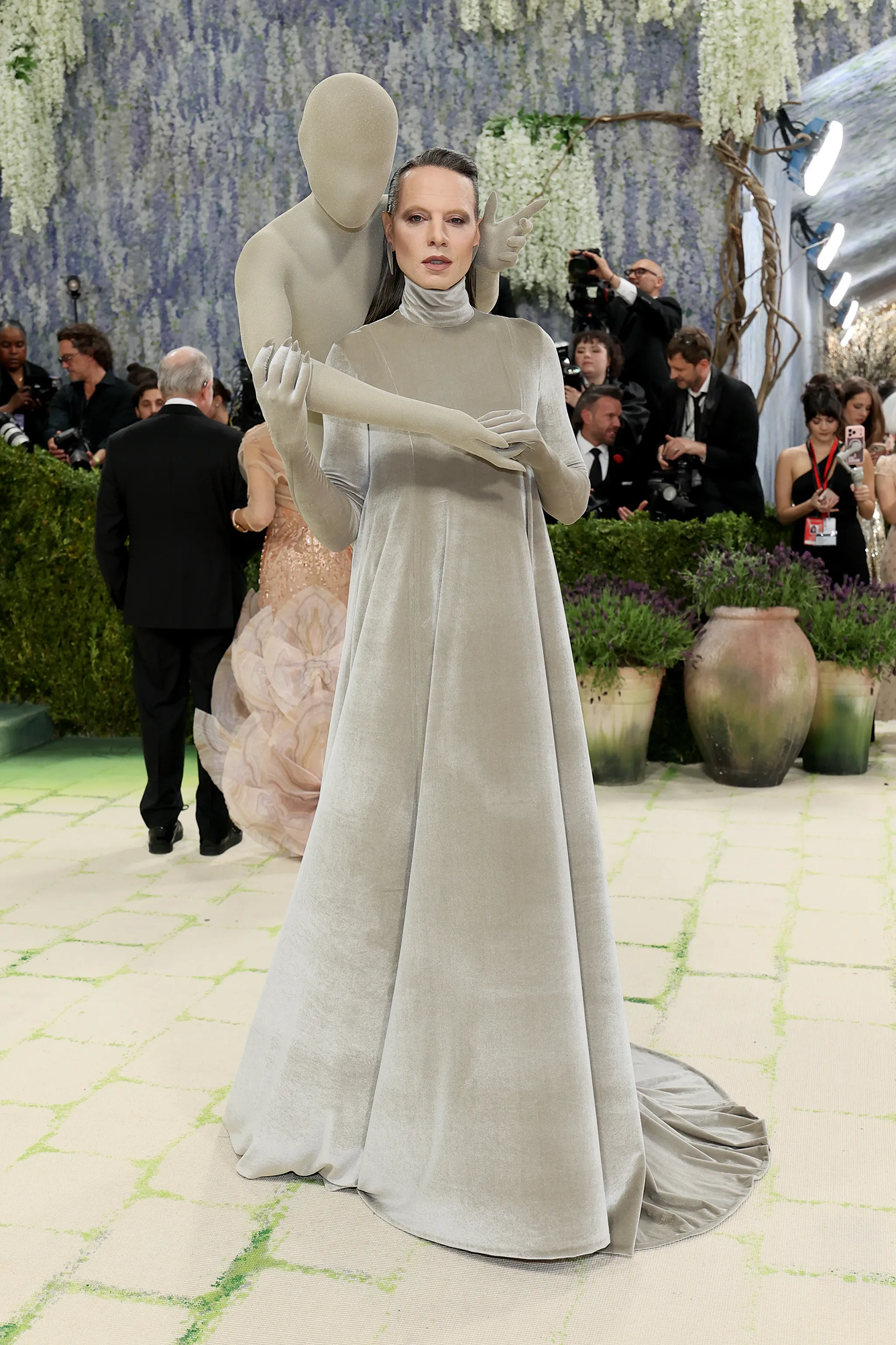Николь Кидман в Chanel и Рианна в Maison Margiela: красная дорожка Met Gala 2026 (фото 25)