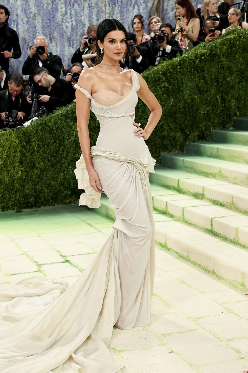 Николь Кидман в Chanel и Рианна в Maison Margiela: красная дорожка Met Gala 2026 (фото 28)