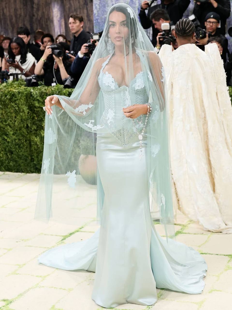 Николь Кидман в Chanel и Рианна в Maison Margiela: красная дорожка Met Gala 2026 (фото 32)