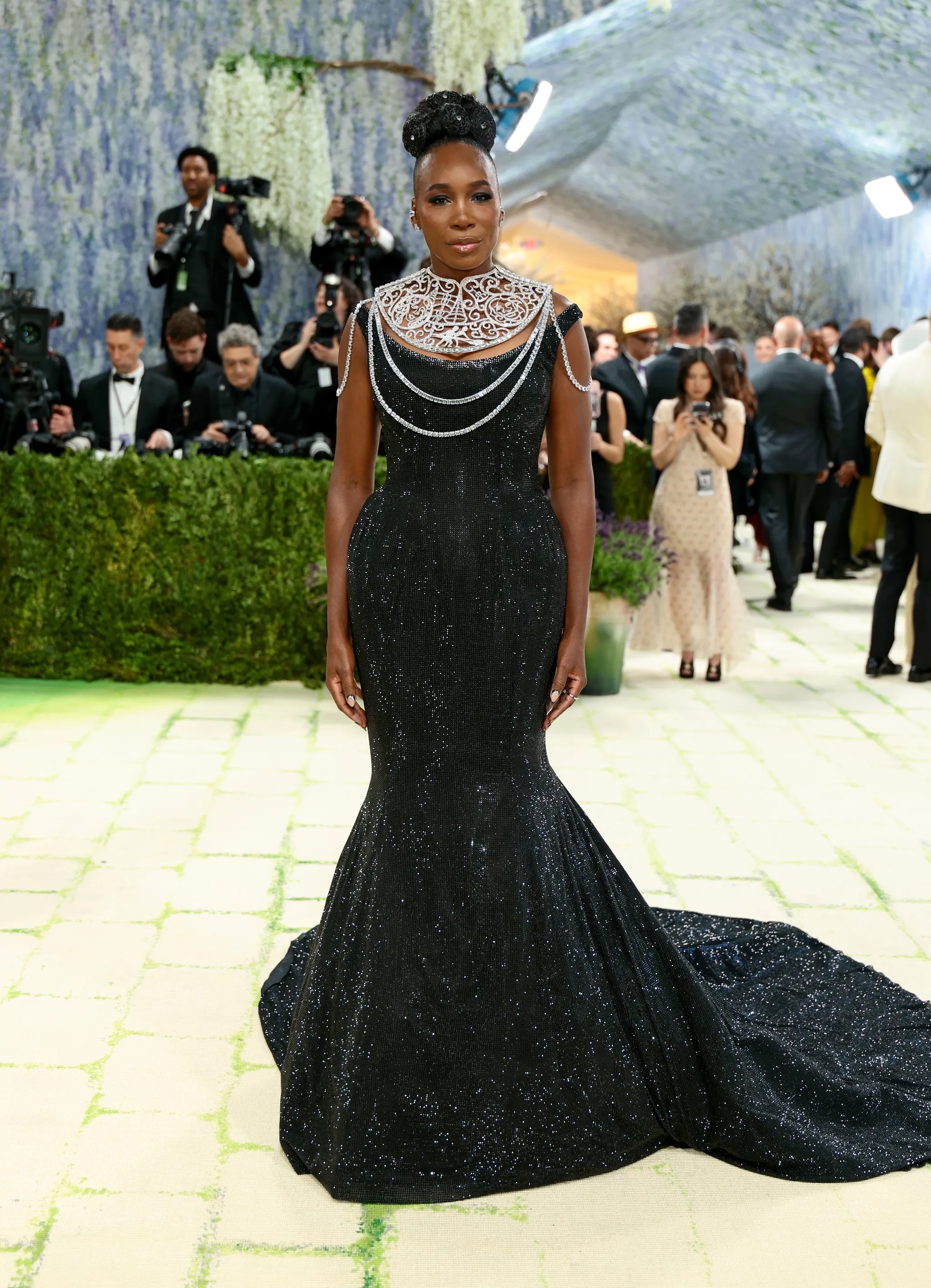 Николь Кидман в Chanel и Рианна в Maison Margiela: красная дорожка Met Gala 2026 (фото 33)
