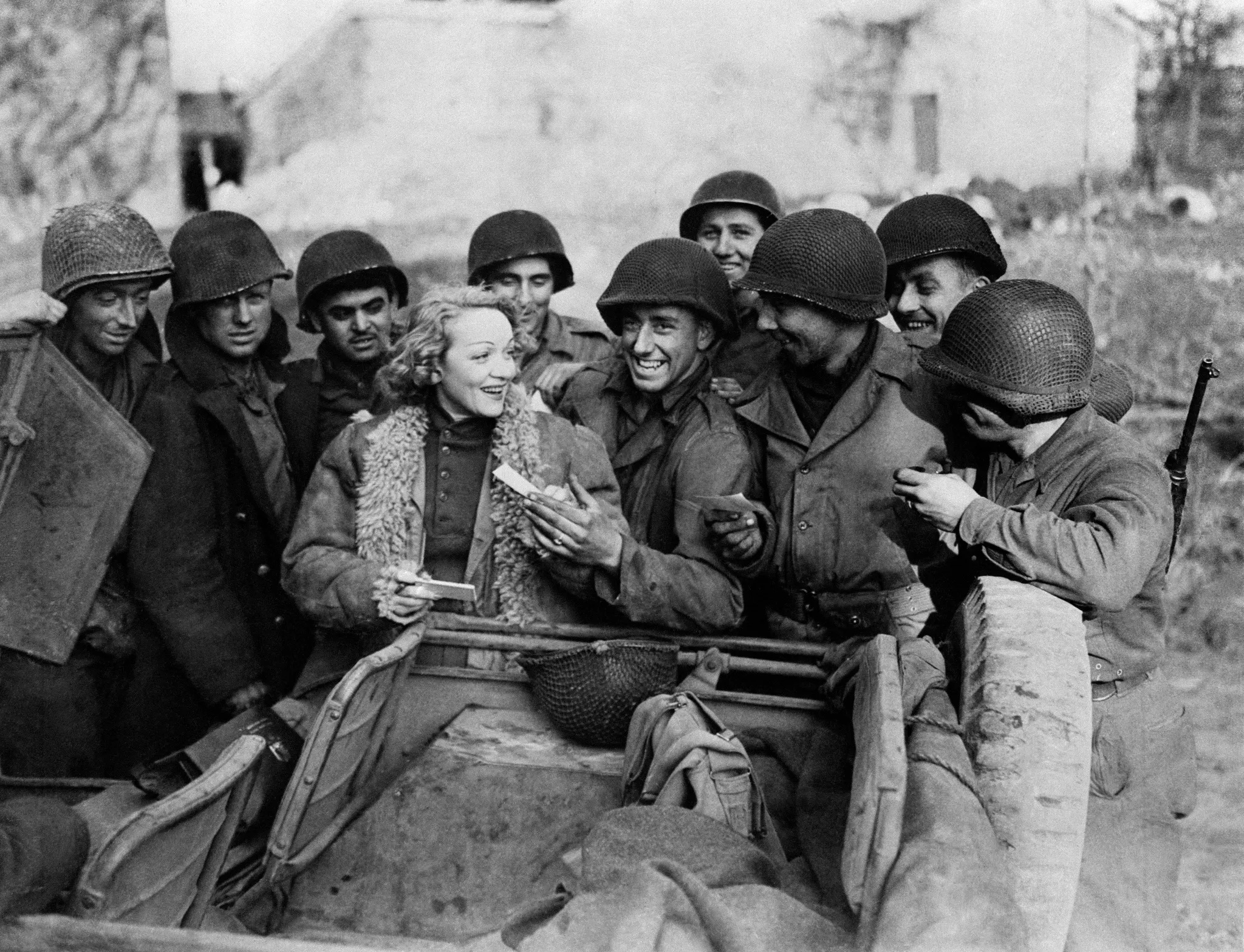 «Голубой ангел», антифашистка и женщина с десятком личностей: Марлен Дитрих в 10 фотографиях (фото 7)