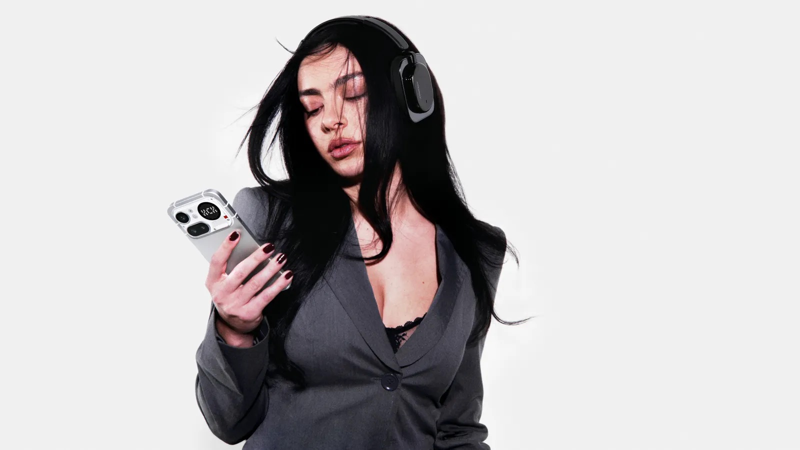 Charli XCX стала амбассадором бренда Nothing (фото 3)