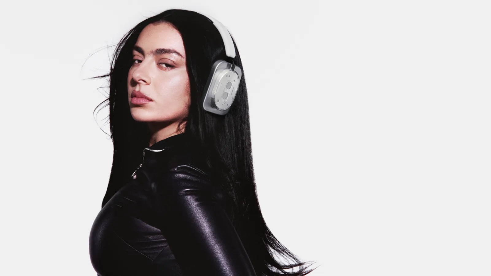 Charli XCX стала амбассадором бренда Nothing (фото 1)