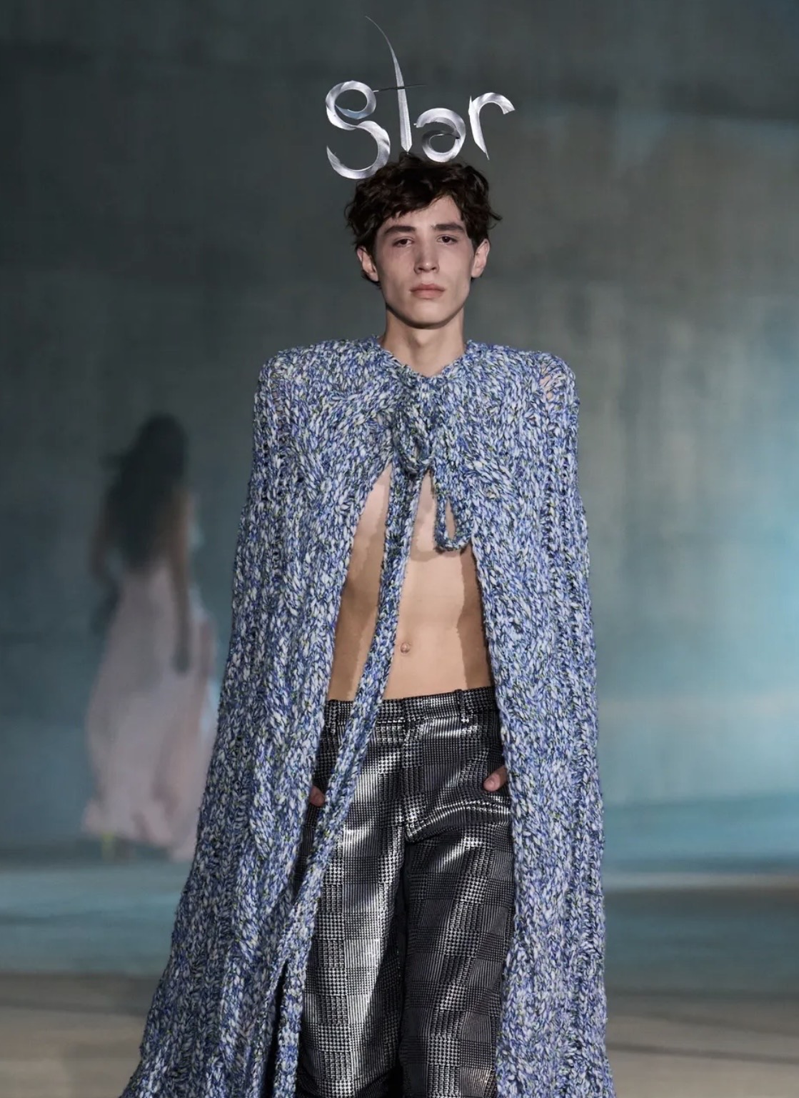 Ободки и береты: у каких брендов искать аксессуары, как на показе Dior resort 2027 (фото 3)
