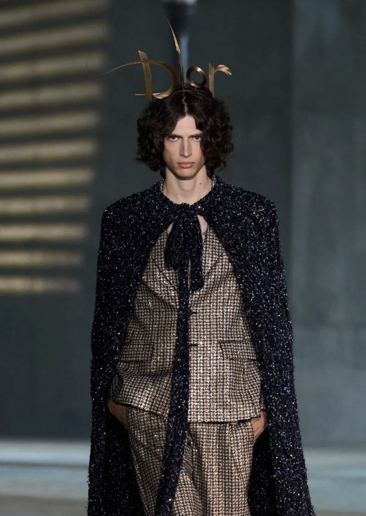 Ободки и береты: у каких брендов искать аксессуары, как на показе Dior resort 2027 (фото 4)
