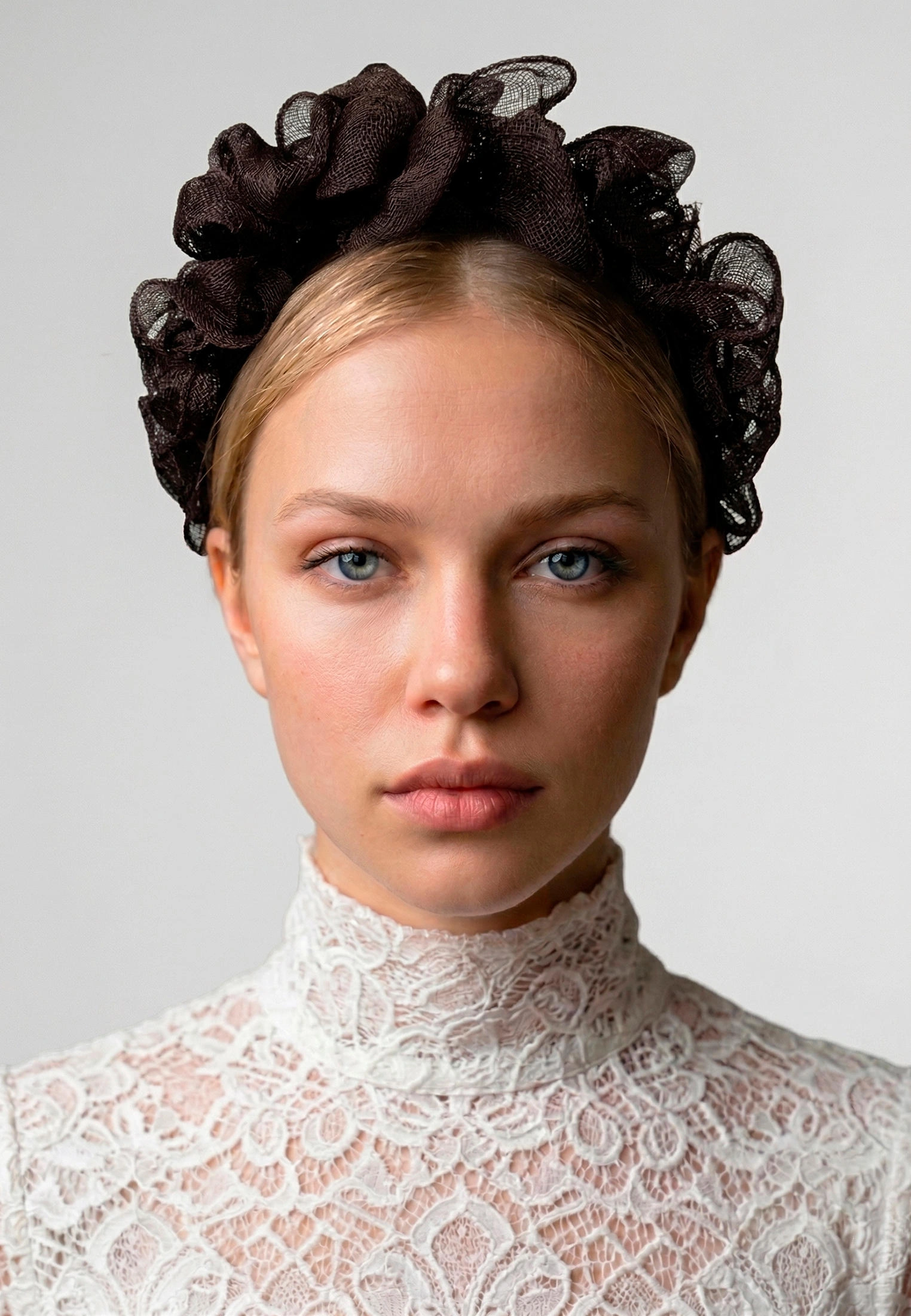 Ободки и береты: у каких брендов искать аксессуары, как на показе Dior resort 2027 (фото 14)