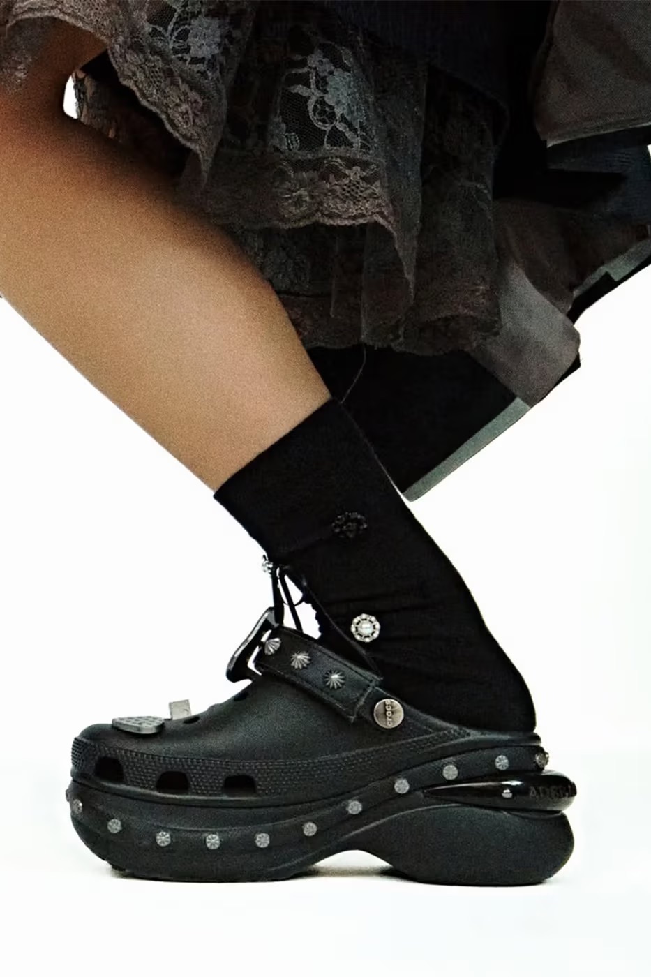 Crocs выпустил обувь, вдохновленную панк-эстетикой (фото 8)
