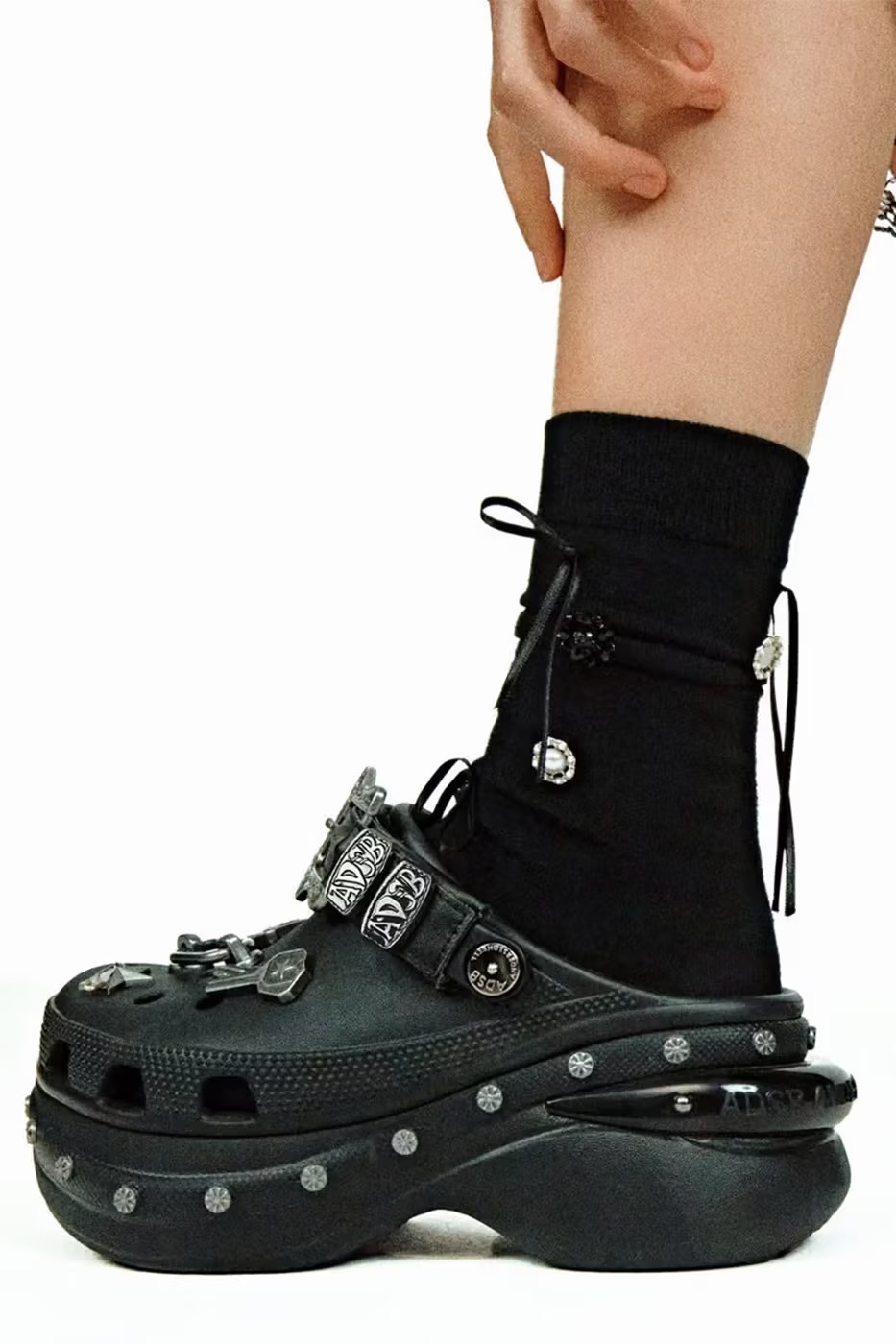 Crocs выпустил обувь, вдохновленную панк-эстетикой (фото 2)