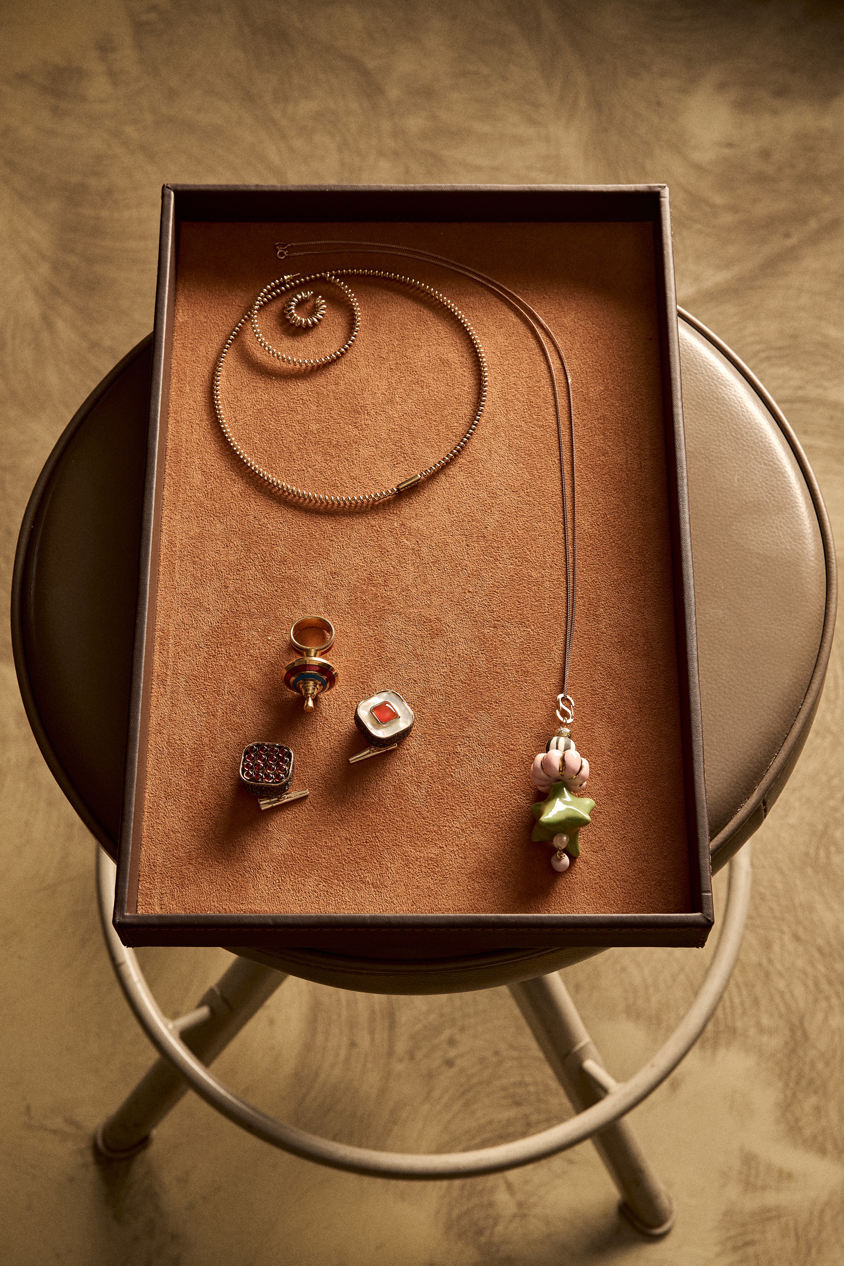 В арт-ателье Dzhanelli Jewellery проходит выставка работ женщин-ювелиров (фото 5)