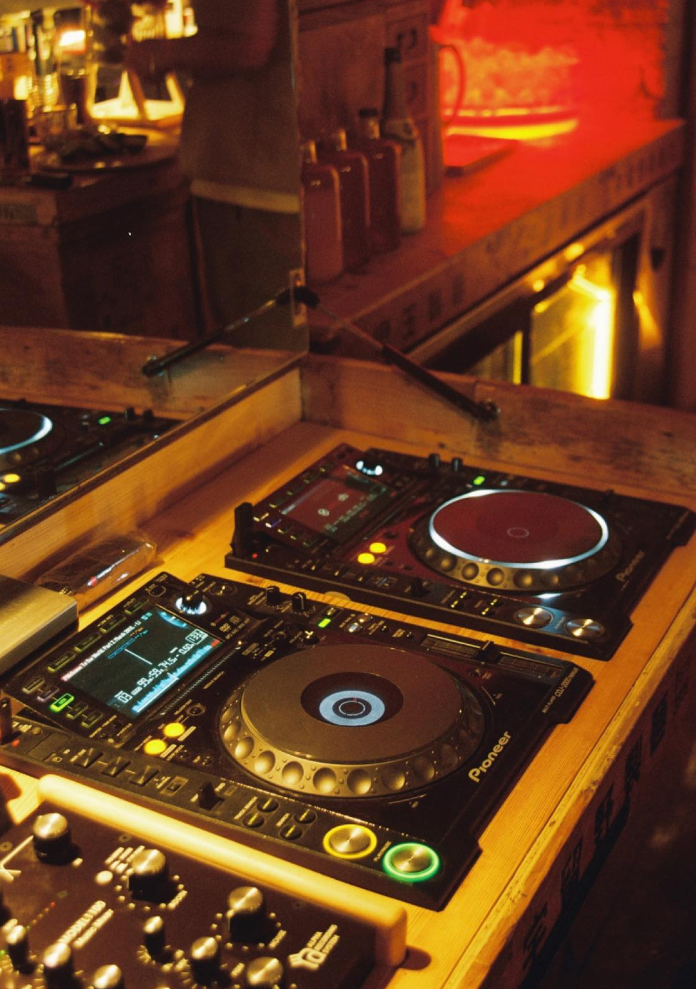 Где слушать музыку в Москве и Петербурге? Правильно, в listening-барах (фото 3)