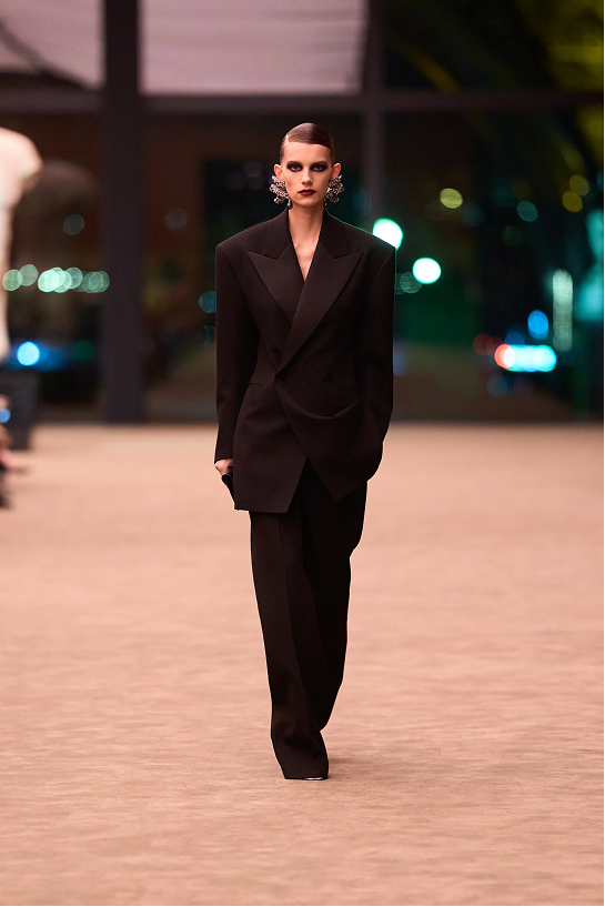 В чем сила, Ив? 60 лет смокингу YSL (фото 22)