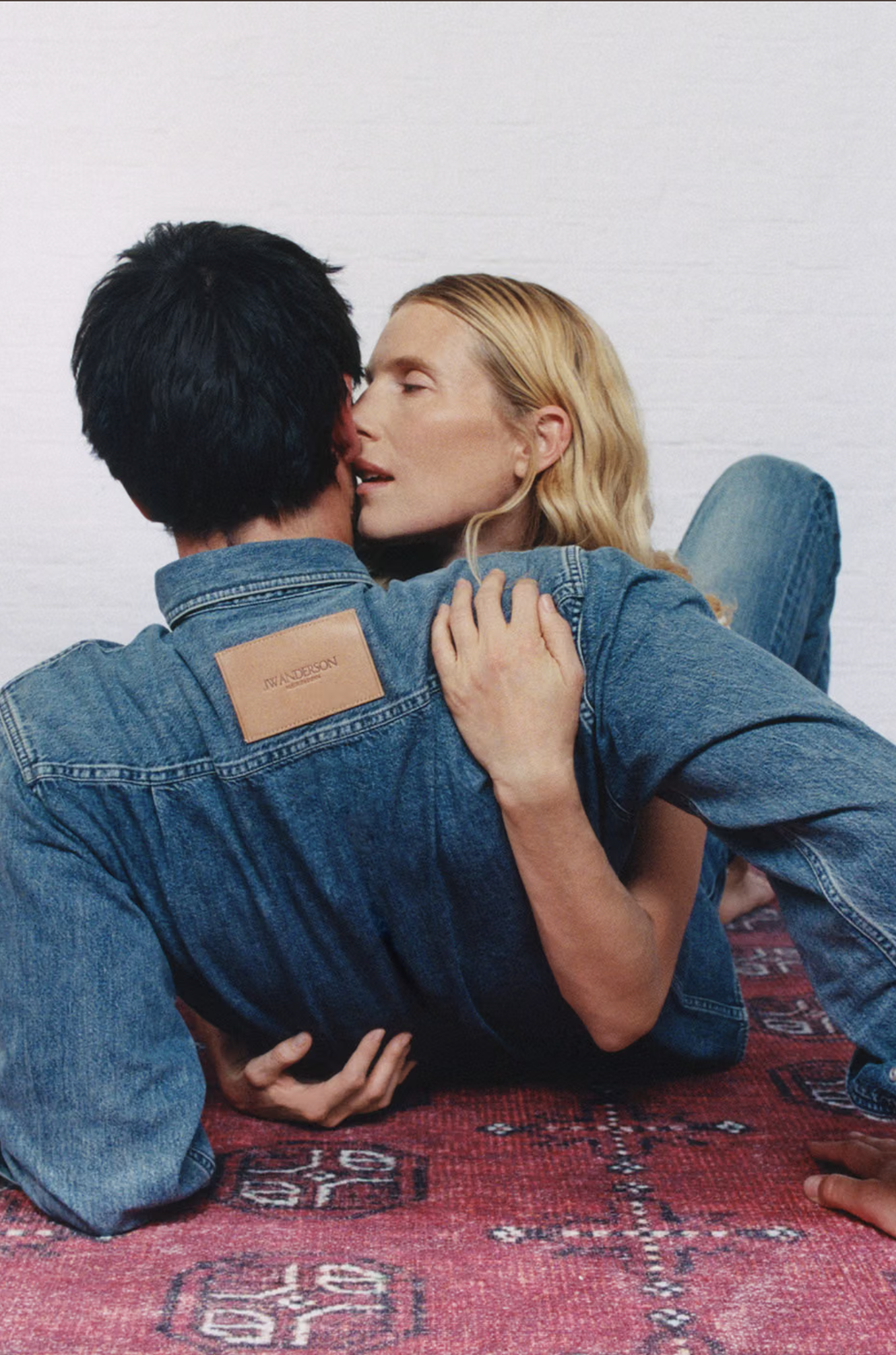 JW Anderson выпустил кампанию Twisted Denim с Дри Хемингуэй (фото 1)