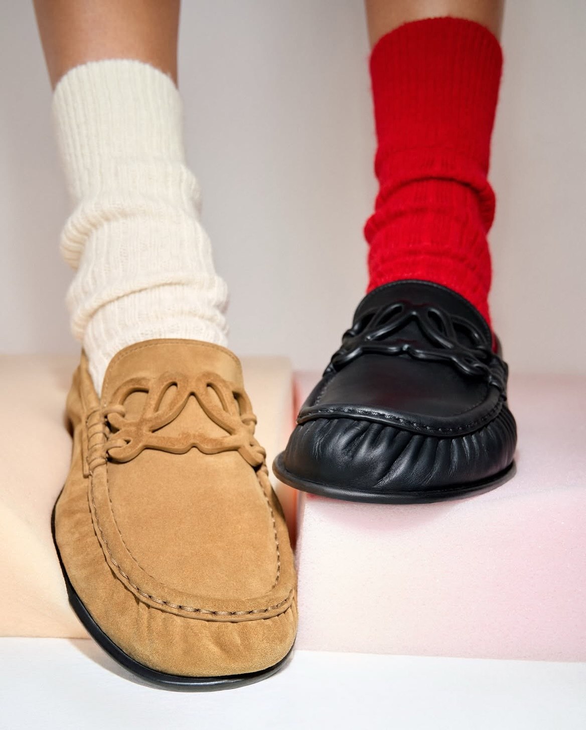 Loewe презентовал новую версию классических лоферов Double L Loafer (фото 1)