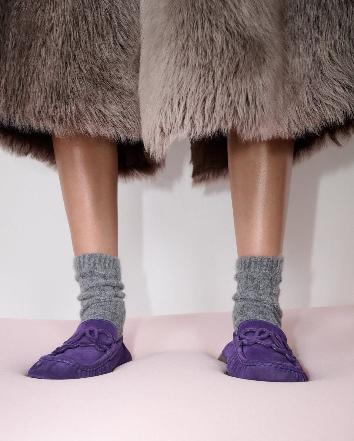 Loewe презентовал новую версию классических лоферов Double L Loafer (фото 2)