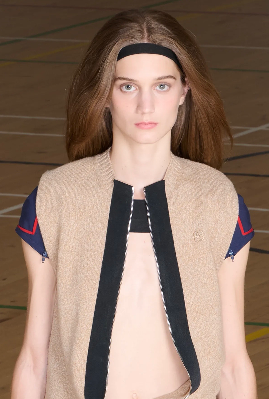 Заломы в волосах и монохром на лице: бьюти-тренды Недель моды в Нью-Йорке и Лондоне весна-лето 2027 (фото 56)