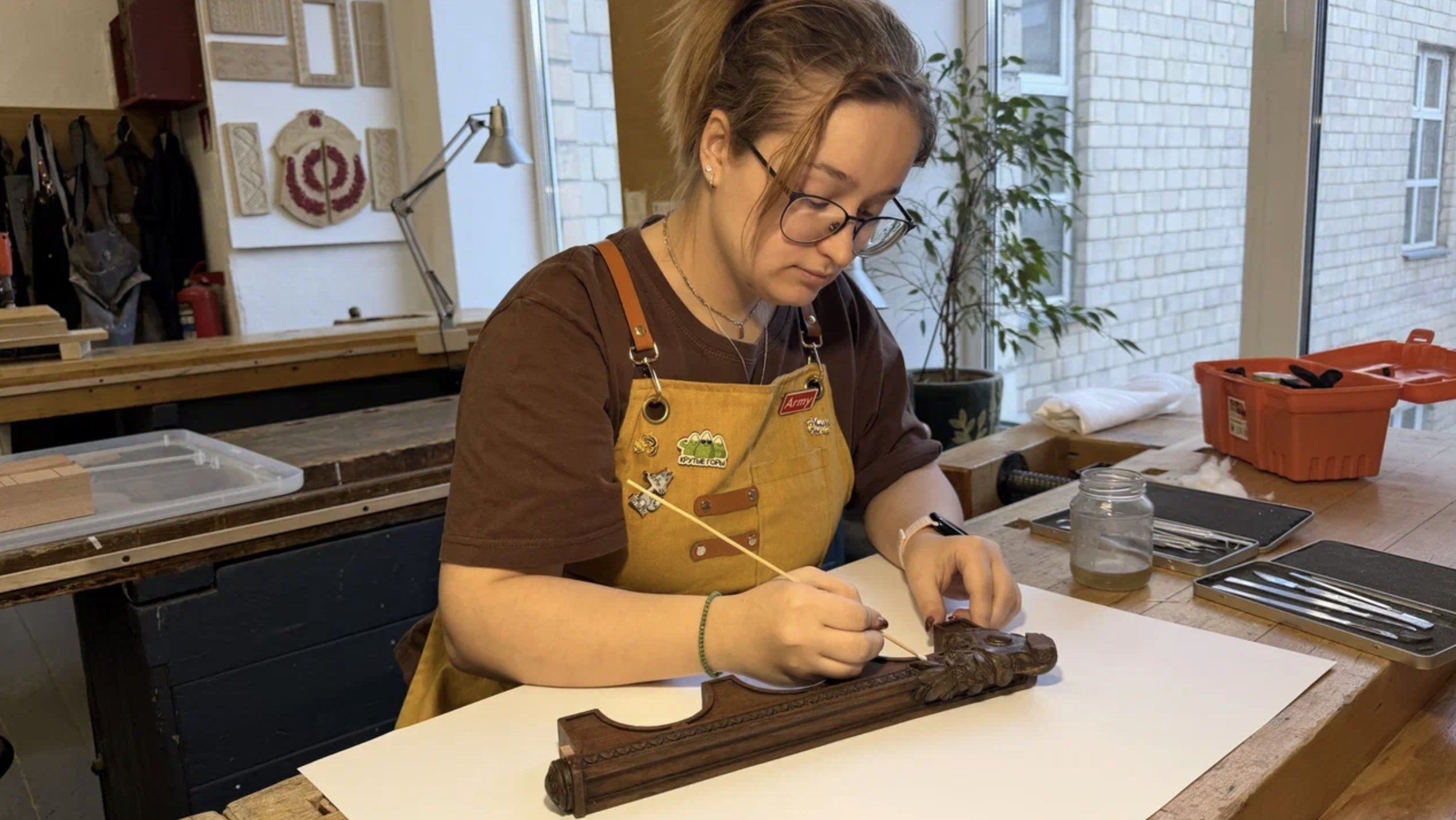 Строгановская академия реставрирует исторические стулья XIX века с помощью планшета (фото 1)