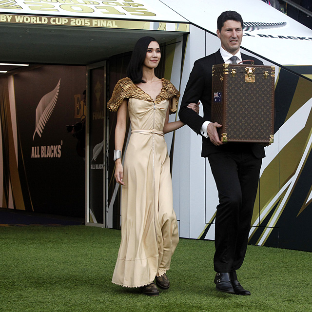 Louis Vuitton «одел» Кубок Уэбба Эллиса (фото 1)