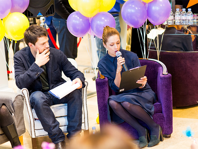 Данила Козловский и Виктория Исакова Благотворительные чтения в универмаге "Цветной" (фото 2)