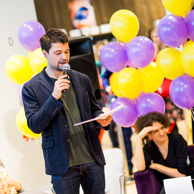 Данила Козловский Благотворительные чтения в универмаге "Цветной" (фото 4)