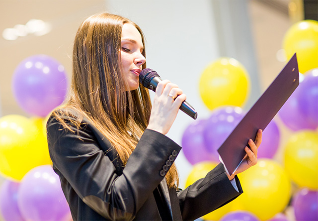 Елизавета Боярская Благотворительные чтения в универмаге "Цветной" (фото 7)