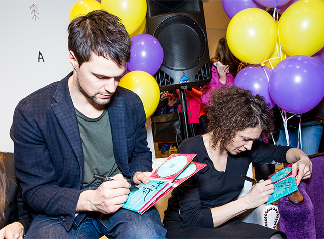 Данила Козловский и Ксения Раппопорт Благотворительные чтения в универмаге "Цветной" (фото 6)