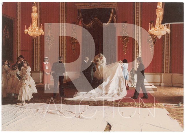 Неизвестные снимки со свадьбы принцессы Дианы выставили на аукцион (фото 2)