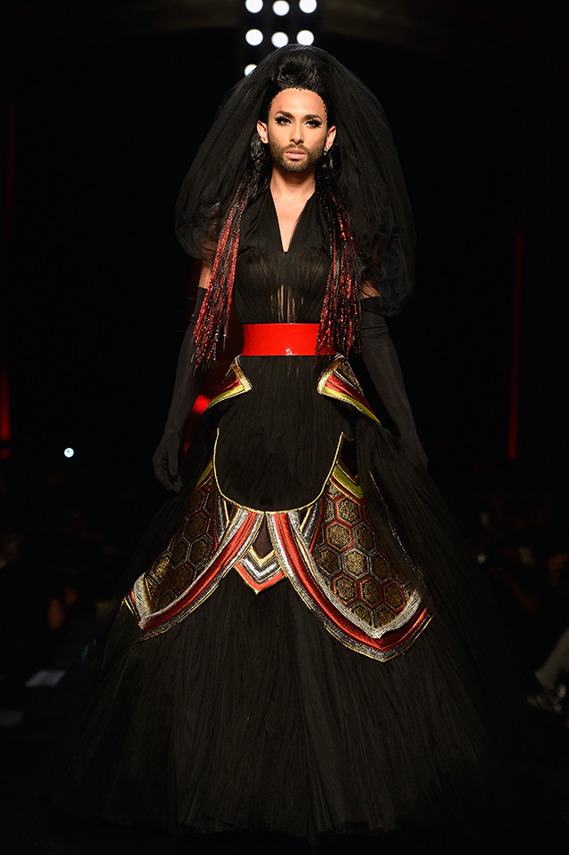 Кончита Вурст стала невестой на показе Jean Paul Gaultier (фото 1)