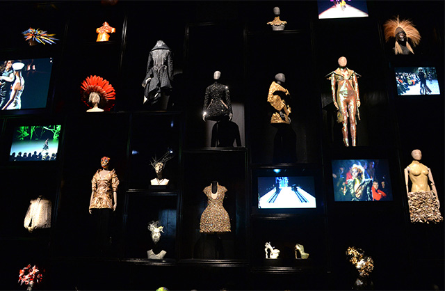 Первый взгляд: выставка Alexander McQueen: Savage Beauty в Музее V&A (фото 1)