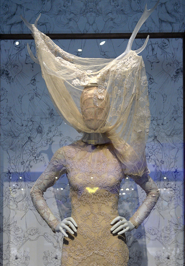 Первый взгляд: выставка Alexander McQueen: Savage Beauty в Музее V&A (фото 6)