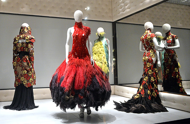 Первый взгляд: выставка Alexander McQueen: Savage Beauty в Музее V&A (фото 13)