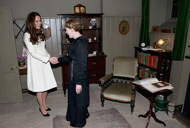 Кейт Миддлтон посетила съемочную площадку "Аббатства Даунтон" (фото 6)
